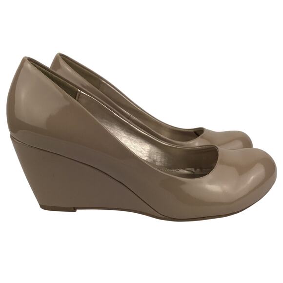 CL By Laundry Nima Wedge Pump Cream Nude Patent Faux Leather US 7W EU 37.5W Wide - Picture 6 of 15